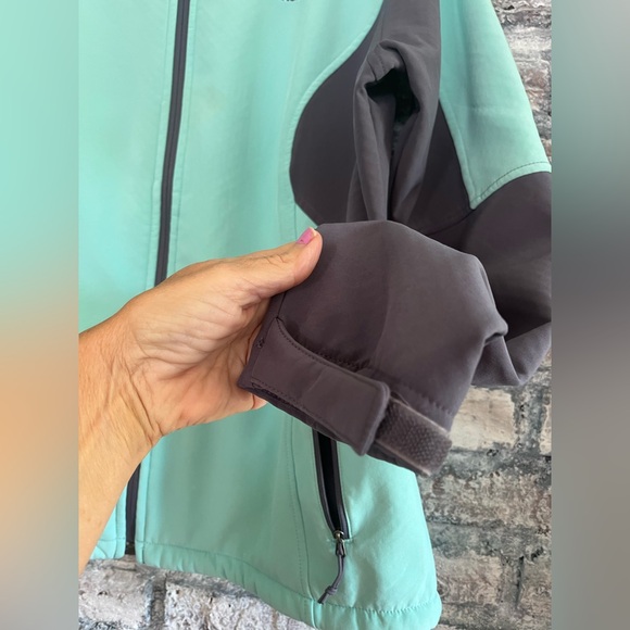 The North Face Women's Teal and Gray All Weather Jacket, zippered pockets Velcro - Picture 6 of 13